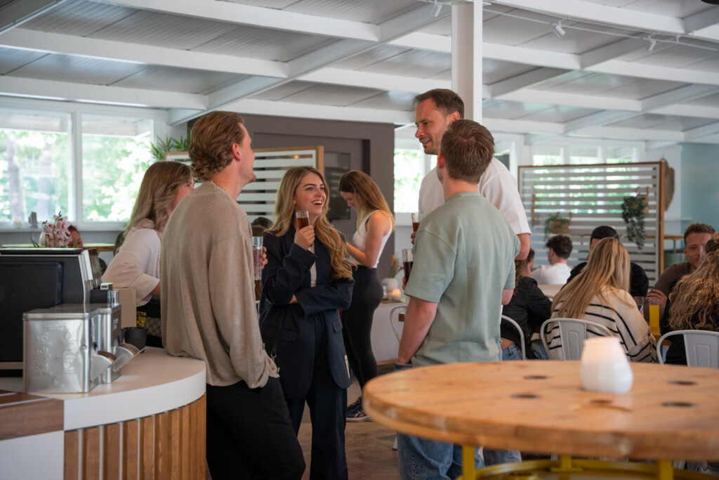 Groep aan de bar